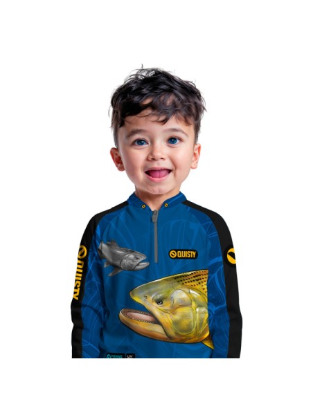 Modelo infantil vestindo Combo de Pesca Dourado Do Rio Azul Dryfit com camisa punholuva Dry UV50+ e Máscara