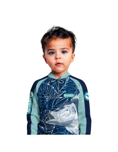 Modelo infantil vestindo Camisa de Pesca Tucunaré Azul Sky Dryfit com proteção UV50+ e punho luva