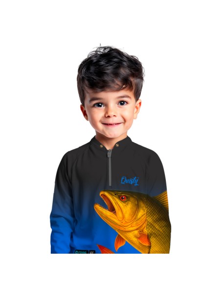 Modelo infantil vestindo Camisa de Pesca Dourado do Rio Fúria Dourada Oceano Dryfit com proteção UV50+ e punho luva
