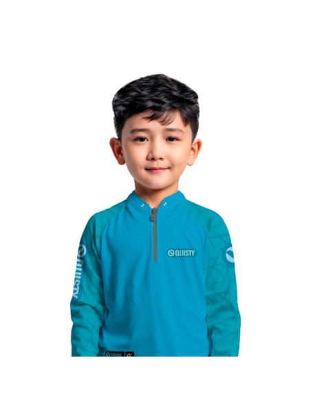 Modelo infantil vestindo Camisa de Pesca Black Bass Kid Ocelos Blue Dryfit com proteção UV50+ e punho luva
