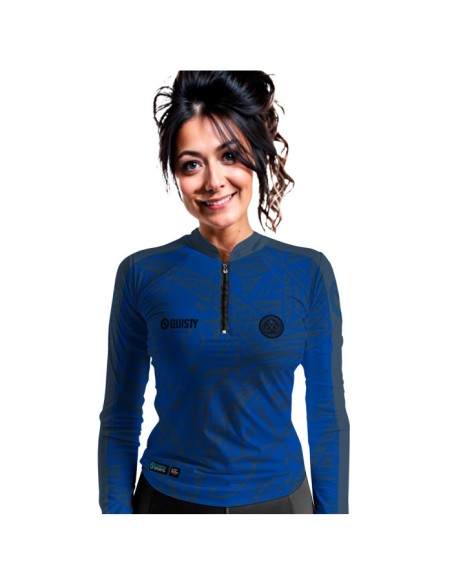 Modelo feminina vestindo Camisa de Pesca Anzol Blue Dryfit com proteção UV50+ e punho luva