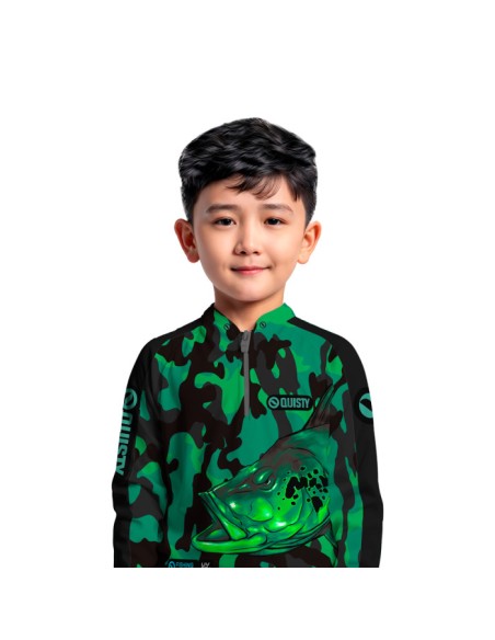 Modelo infantil vestindo Combo de Pesca Tucunaré Pantanal Green Dryfit com camisa punholuva Dry UV50+ e Máscara