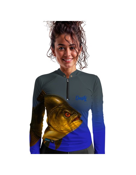Modelo feminina vestindo Camisa de Pesca Tambaqui Gigante da Amazônia Titanium Dryfit com proteção UV50+ e punho luva