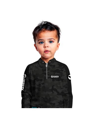 Modelo infantil vestindo Camisa de Pesca Army Black Dryfit com proteção UV50+ e punho luva